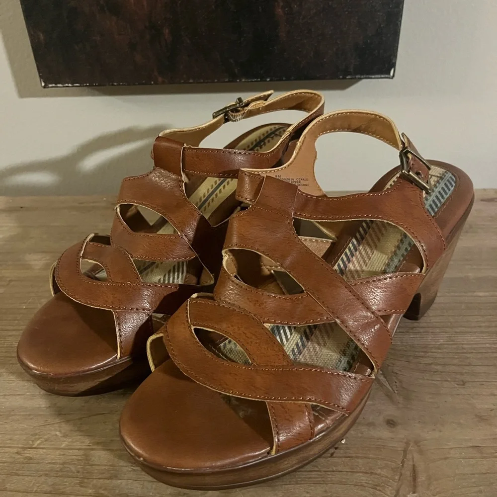 b.o.c. Tan Leather Women's Sandals‎